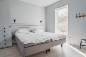 Habitación blanca con cama y ventana en Nice apartment in Järvsö by the slopes, en Järvsö