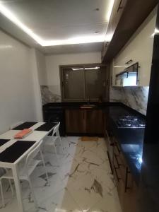 Kuchyň nebo kuchyňský kout v ubytování إقامة ياسمينه