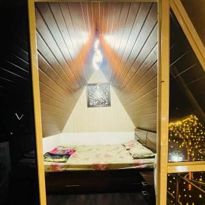 Un pat sau paturi într-o cameră la Black Pearl Cottage