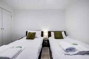 En eller flere senge i et værelse på Sleek 3 Bedroom Home Sleeps 6 with Parking