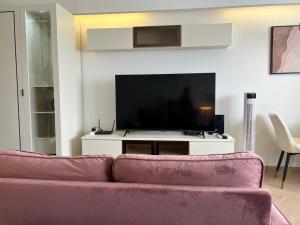 TV a/nebo společenská místnost v ubytování Lazy House at Impact Muangthong