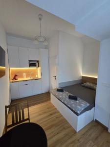 韦莱涅Delux apartment ARSO的一间小厨房,卧室中间配有一张床