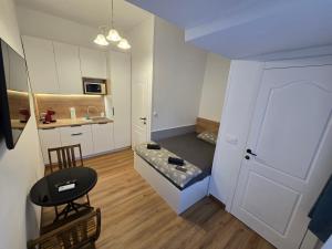 韦莱涅Delux apartment ARSO的带沙发的客厅和厨房
