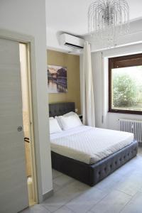 Un dormitorio con una cama y una lámpara de araña. en Saint Peter Elegance Suite, en Roma