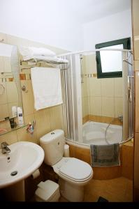 A bathroom at Mariamare apts