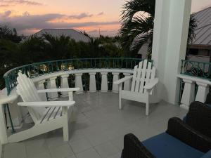 Paradise View- Oceanfront Oasis的阳台或露台