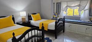 Paradise View- Oceanfront Oasis客房内的一张或多张床位