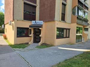 韦莱涅Delux apartment ARSO的前面有 AKC 标志的建筑物