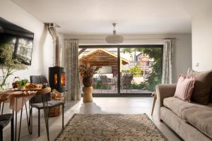un soggiorno con un divano e un tavolo di Hoglet Cottage a Carlisle