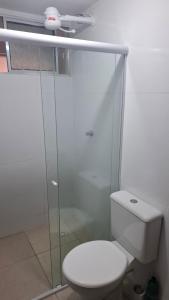 Ένα μπάνιο στο Apartamento Mobiliado com 2 Quartos em Arcoverde - PE