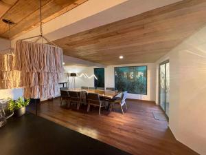 a dining room with a table and chairs at LUXO Casa en Valle de Bravo con jacuzzi y espectacular vista al lago in Valle de Bravo