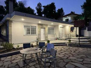 a patio with chairs and a table in front of a house at Buona Vista in Eretria