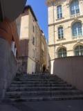 un groupe d'escaliers devant un bâtiment dans l'établissement Panier, à Marseille