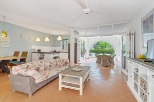 un soggiorno con un divano e un tavolo di Kas di Bientu at Windsock Beach a Kralendijk