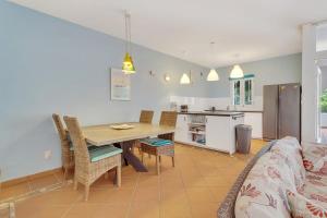 una cucina e una sala da pranzo con tavolo e sedie di Kas di Bientu at Windsock Beach a Kralendijk