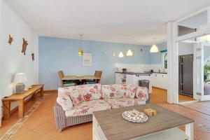 un soggiorno con un divano e un tavolo di Kas di Bientu at Windsock Beach a Kralendijk