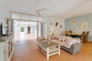 un soggiorno con un divano e un tavolo di Kas di Bientu at Windsock Beach a Kralendijk Altre 35 foto