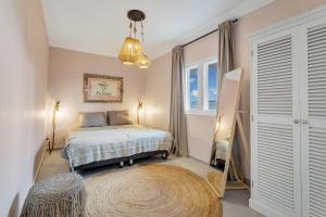 een slaapkamer met een bed en een raam bij Apartment Turtle at Windsock Beach in Kralendijk