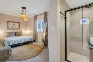 een slaapkamer met een bed en een glazen douche bij Apartment Turtle at Windsock Beach in Kralendijk +22 foto's