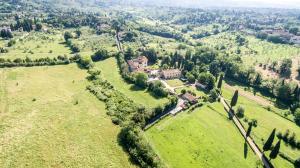 una vista aerea di una casa in un campo di Armonie di Villa Incontri B&B a Firenze