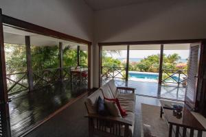 sala de estar con vistas al océano y a la piscina en Casa El Tropico, en Kralendijk