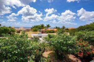 vistas a un jardín con flores y árboles en Casa El Tropico, en Kralendijk