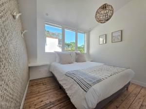 Postel nebo postele na pokoji v ubytování Anatoline Audierne Appart'hôtel - Appartements vue Mer - Sea & Harbor Stay