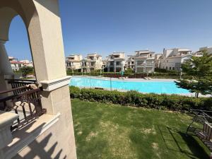 Bazén v ubytování Marassi North Coast Villa 5 bedrooms with nanny room Direct access on Crystal Lagoon Salerno nebo v jeho okolí