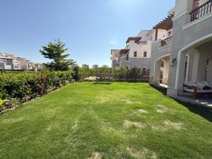 Zahrada ubytování Marassi North Coast Villa 5 bedrooms with nanny room Direct access on Crystal Lagoon Salerno