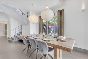 a dining room with a wooden table and chairs at Casa Pimienta in Water Villas in Kralendijk
