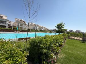 Bazén v ubytování Marassi North Coast Villa 5 bedrooms with nanny room Direct access on Crystal Lagoon Salerno nebo v jeho okolí