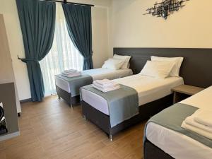 Postel nebo postele na pokoji v ubytování Kirykos Otel