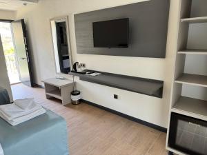 TV a/nebo společenská místnost v ubytování Kirykos Otel