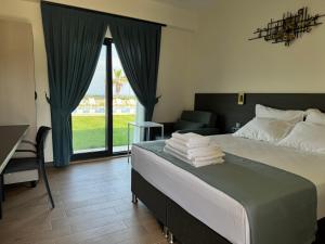 Postel nebo postele na pokoji v ubytování Kirykos Otel