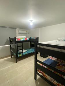 a room with two bunk beds in a room at Santa Marta Apartamentos - Palanoa in Santa Marta