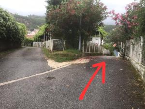 an empty road with a red arrow on it at Compact Apartments for Solo Travelers in Igalo