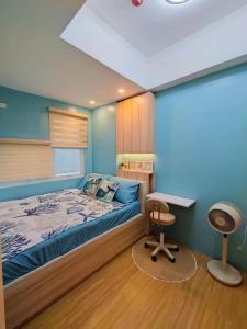 une chambre avec un lit, un bureau et une chaise dans l'établissement Cozy place near pavilion mall and Sm starosa, à Biñan