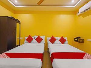 Postel nebo postele na pokoji v ubytování Hotel O Jayam Residency