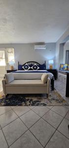 Paradise View- Oceanfront Oasis客房内的一张或多张床位