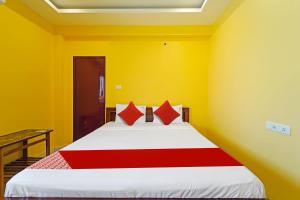 Postel nebo postele na pokoji v ubytování Hotel O Jayam Residency
