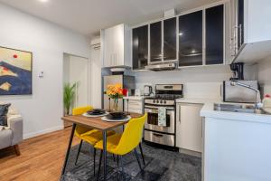 Η κουζίνα ή μικρή κουζίνα στο Spacious Studio on Bishop - Hot Spot Dtown MTL +6 φωτογραφίες