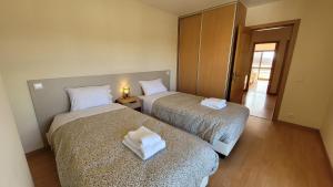 ファティマにあるStaynFeel 04の廊下付きの小さな部屋のベッド2台