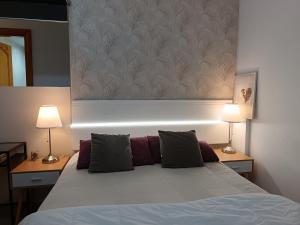 Un dormitorio con una cama grande con dos lámparas. en Casa cerca del campo y la ciudad, en Santidad