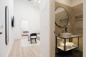 un bagno con lavandino e specchio di Hotel Eleven a Sarajevo