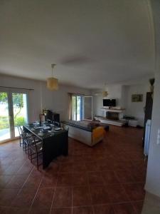 ein Wohnzimmer mit Sofa und Tisch in der Unterkunft Cycladic style house by the sea in Nerotriviá