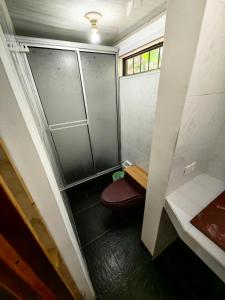 a small bathroom with a toilet in a room at Villa Stefy in San Antonio