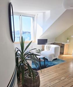 Posezení v ubytování Anatoline Audierne Appart'hôtel - Appartements vue Mer - Sea & Harbor Stay + 14 fotografií