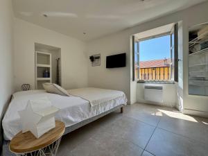 Posteľ alebo postele v izbe v ubytovaní PALM RIVIERA Capucins - Vieille ville de Menton - Vue mer
