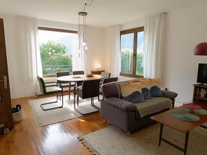 梅佐拉戈Ledro Casa Pino al Lago mit direktem Seezugang的客厅里有一张沙发和一张桌子。