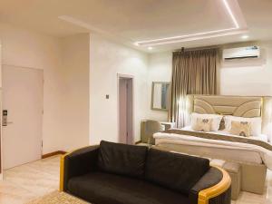 Postel nebo postele na pokoji v ubytování Emirates Residence